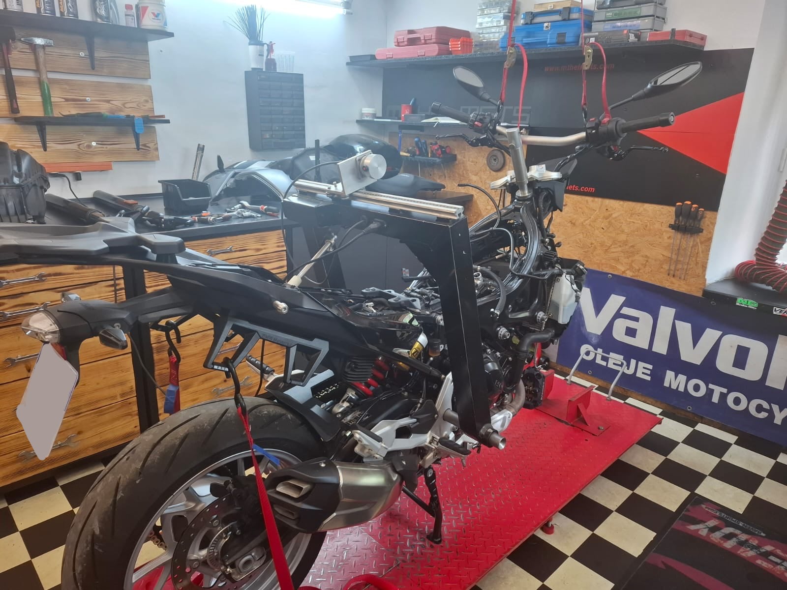 Serwis motocyklowy - motocykl w trakcie naprawy